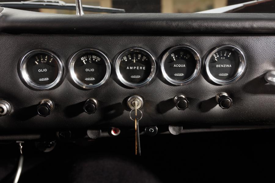 Панель приборов Apollo 5000 GT Coupe by Intermeccanica 1962 года  (фото 26 из 32)